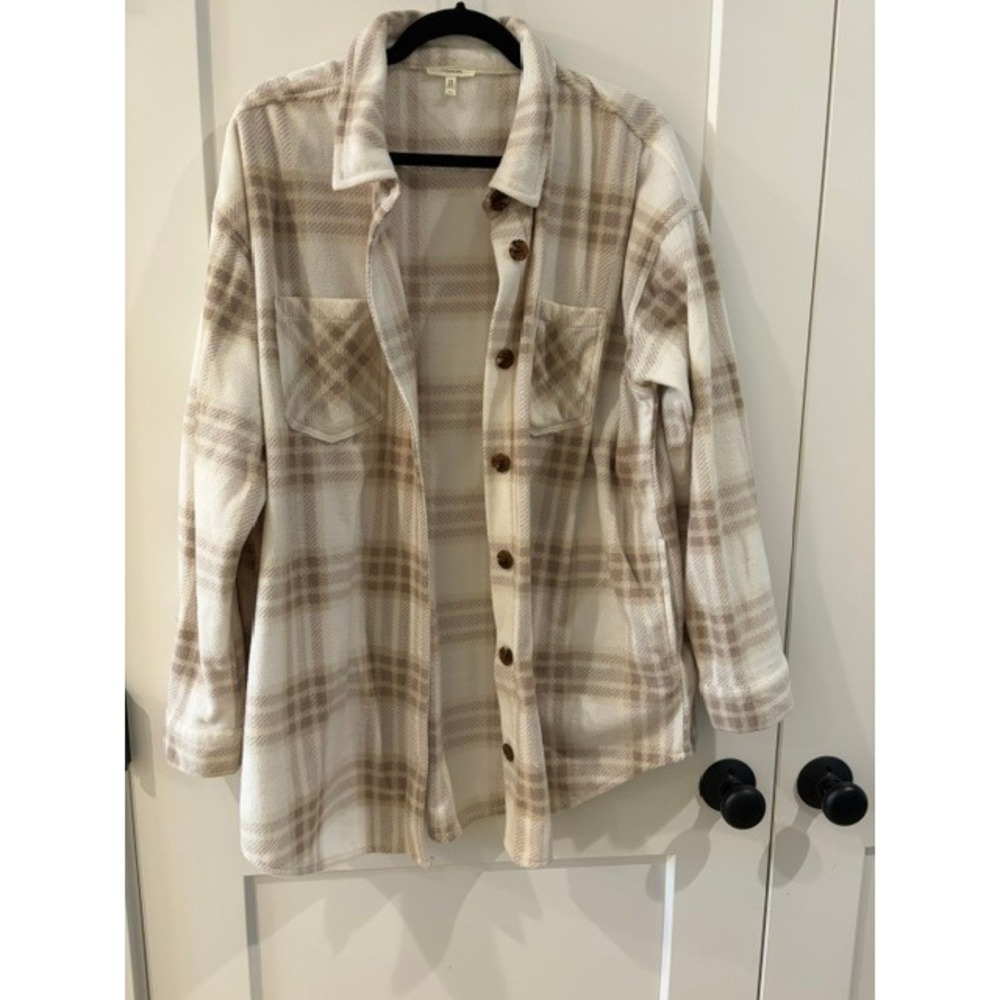 Maurices Womens XL Plaid Fleece Shirt Jacket Shacket Cream Tan Button Up Pockets